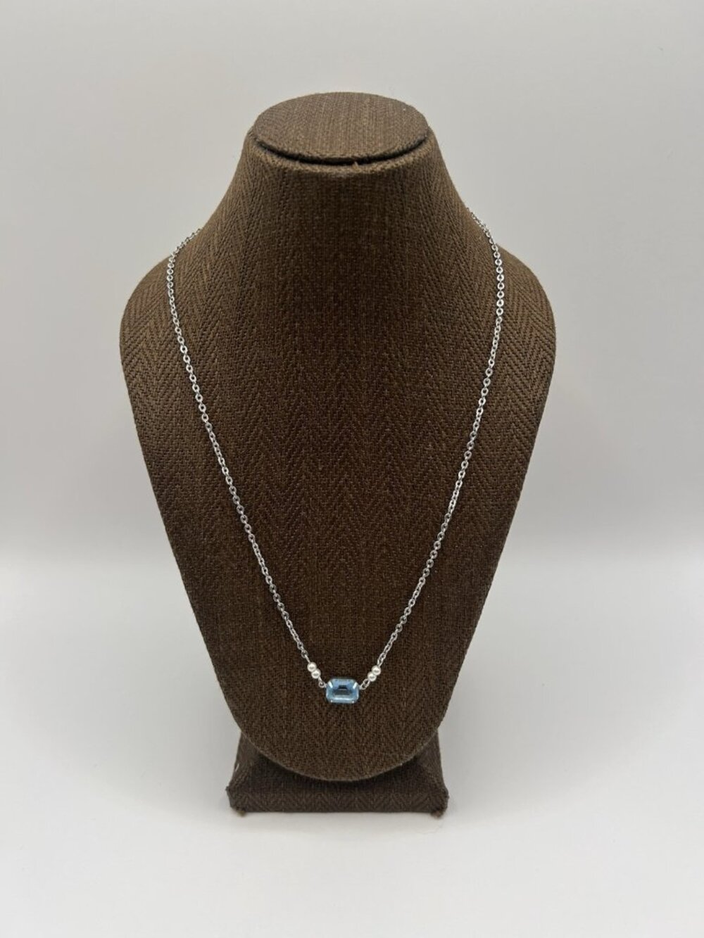 Avon Delicate Vintage Blue Necklace On Silver Tone Chain Faux Pearls Emerald Cut - Picture 2 of 9